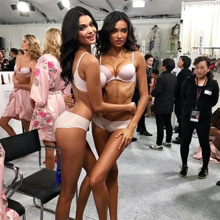Genç model tuvalette cinsel ilişkiye girerken basıldı!