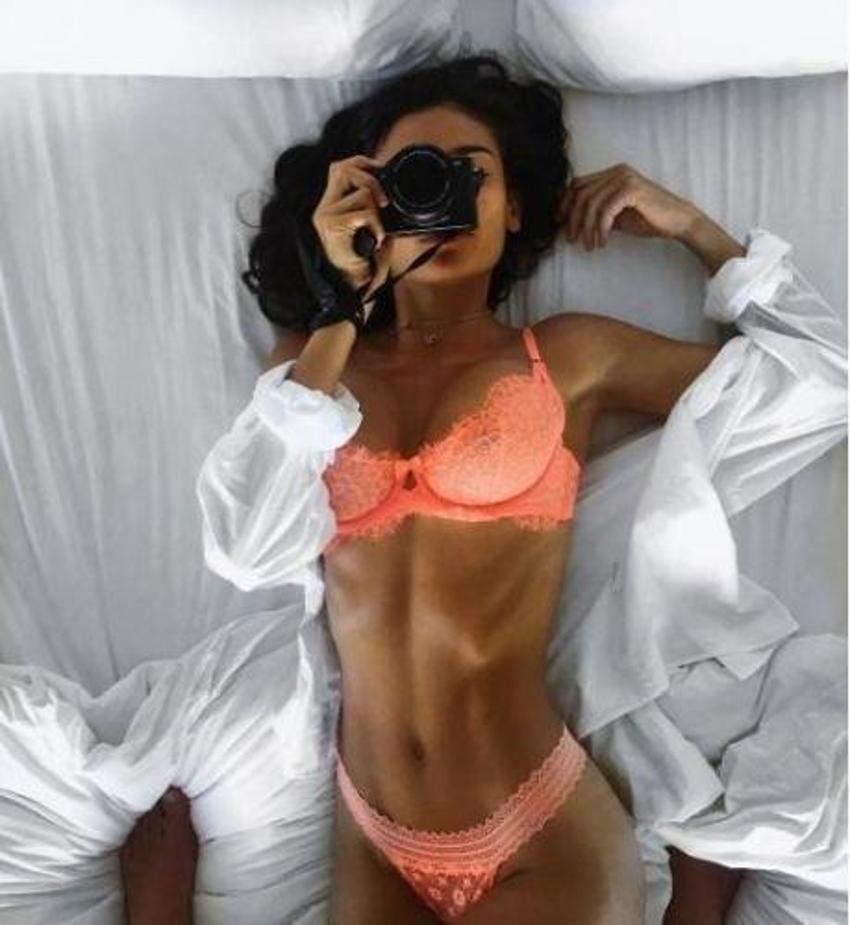Genç model tuvalette cinsel ilişkiye girerken basıldı!