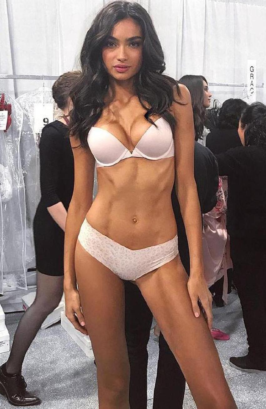 Genç model tuvalette cinsel ilişkiye girerken basıldı!