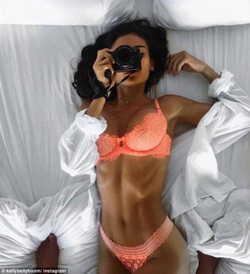 Genç model tuvalette cinsel ilişkiye girerken basıldı!