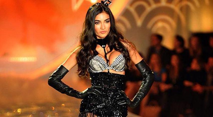 Genç model tuvalette cinsel ilişkiye girerken basıldı!
