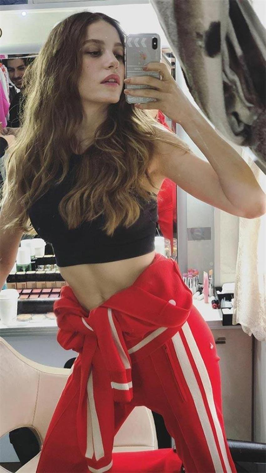 Serenay Sarıkaya'dan seksi selfie!