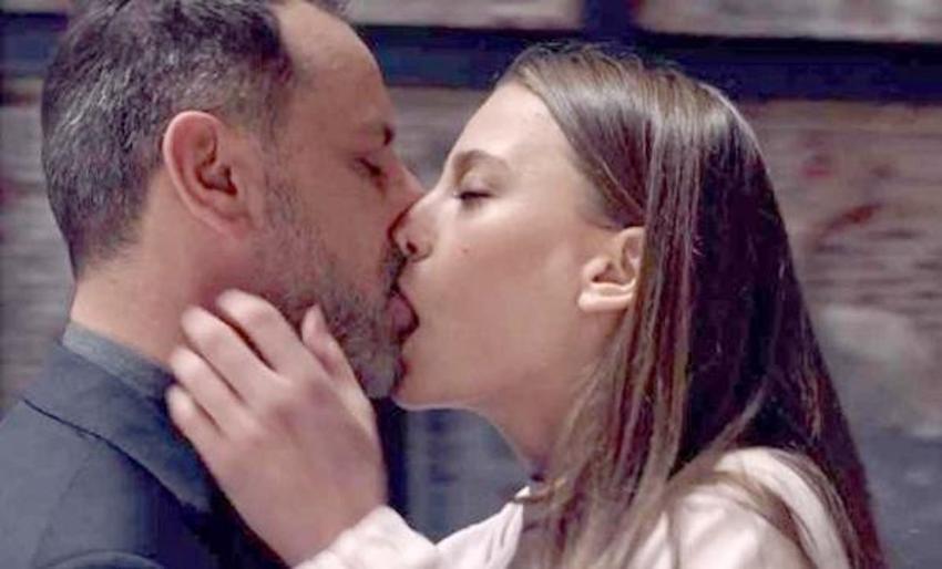 Serenay Sarıkaya'dan seksi selfie!