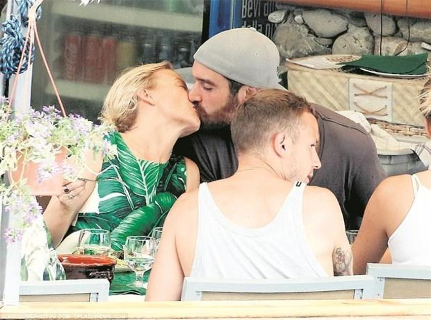 Kylie Minogue ile tokalaşmak 5 bin TL!