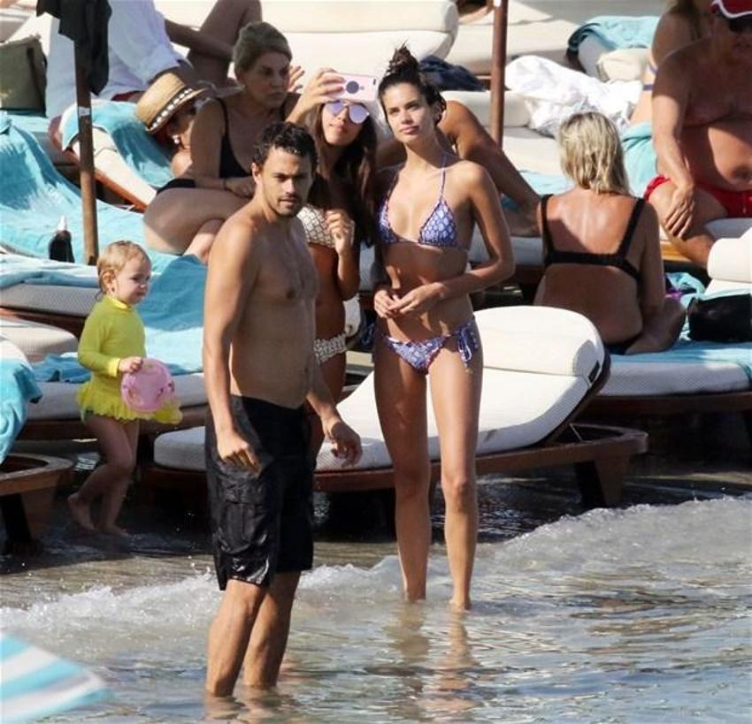 Seksi modellerin çılgın kaçamağı!