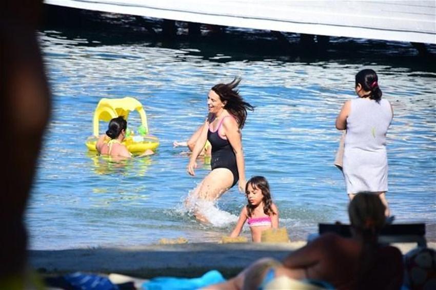 Yeşim Salkım, güzel oyuncu ile böyle öpüştü!