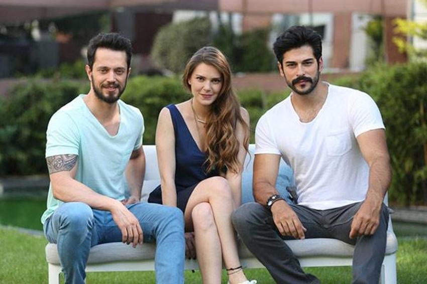 Burak Özçivit tek tek hepsini sildi!