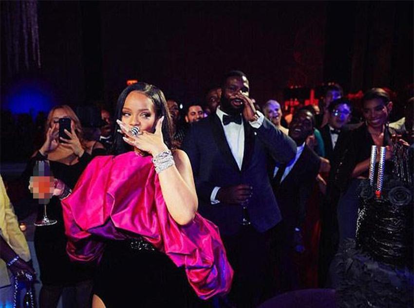 Rihanna’nın çılgın ve gizli partisi!