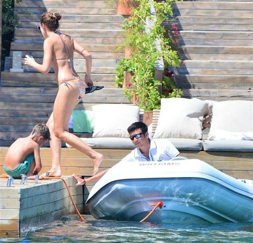 Emina bekârlığını resmen ilan etti!