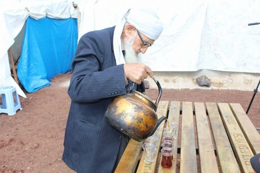 Muhammet Dede'den Mehmetçiğe çay servisi!
