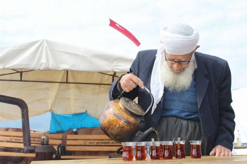 Muhammet Dede'den Mehmetçiğe çay servisi!
