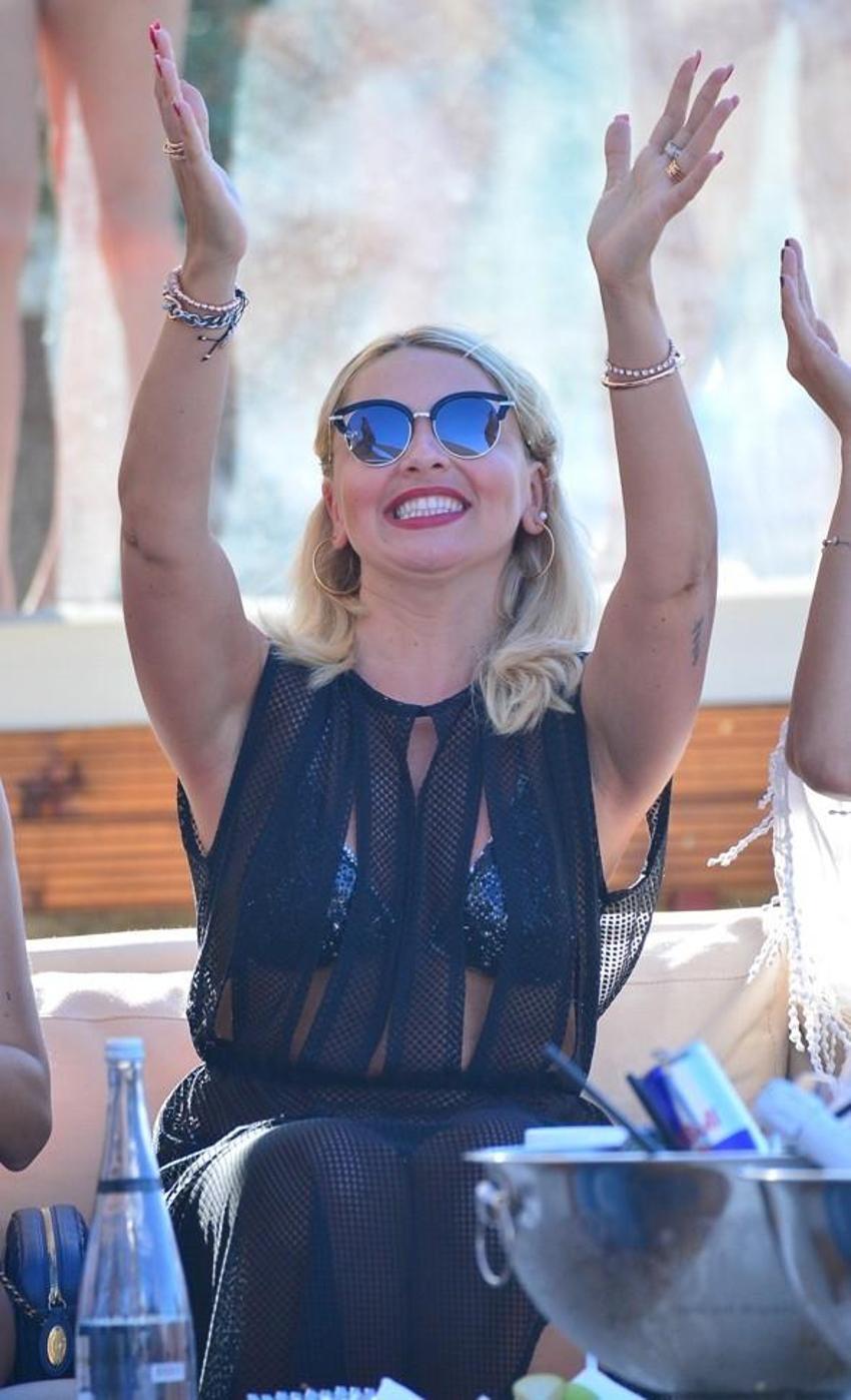 Hadise'ye sahnede şok! Yuhalandı...