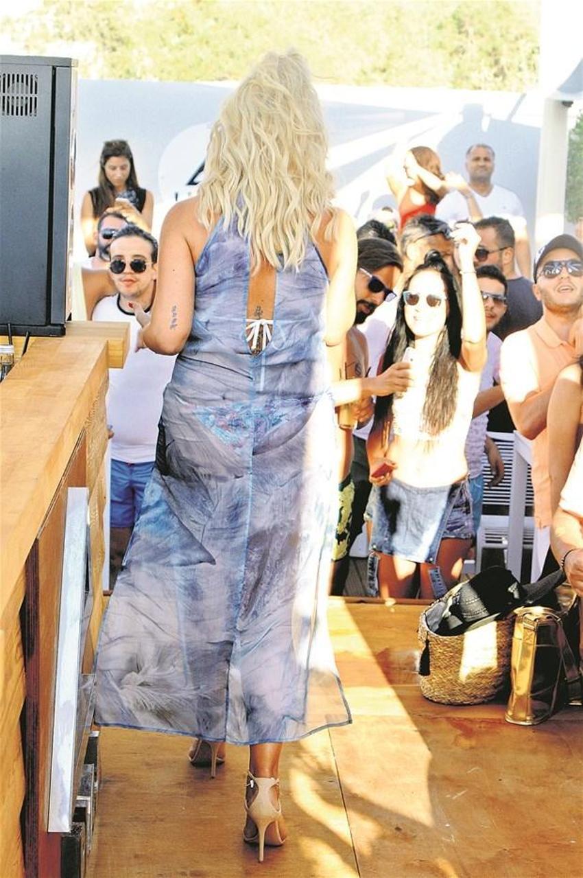 Hadise'ye sahnede şok! Yuhalandı...