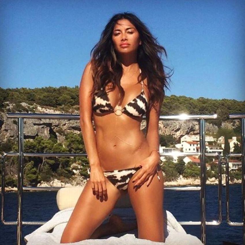 Seksi şarkıcıdan nefes kesen pozlar!