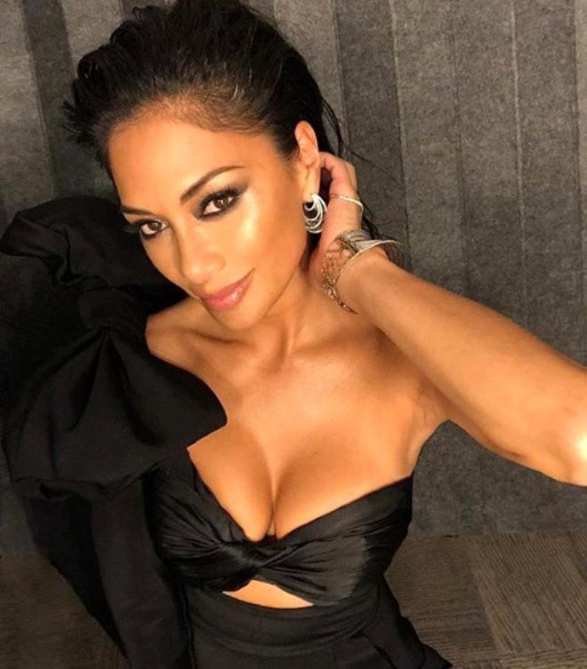 Seksi şarkıcıdan nefes kesen pozlar!
