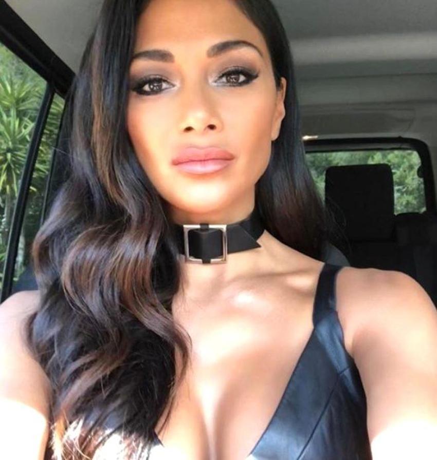 Seksi şarkıcıdan nefes kesen pozlar!