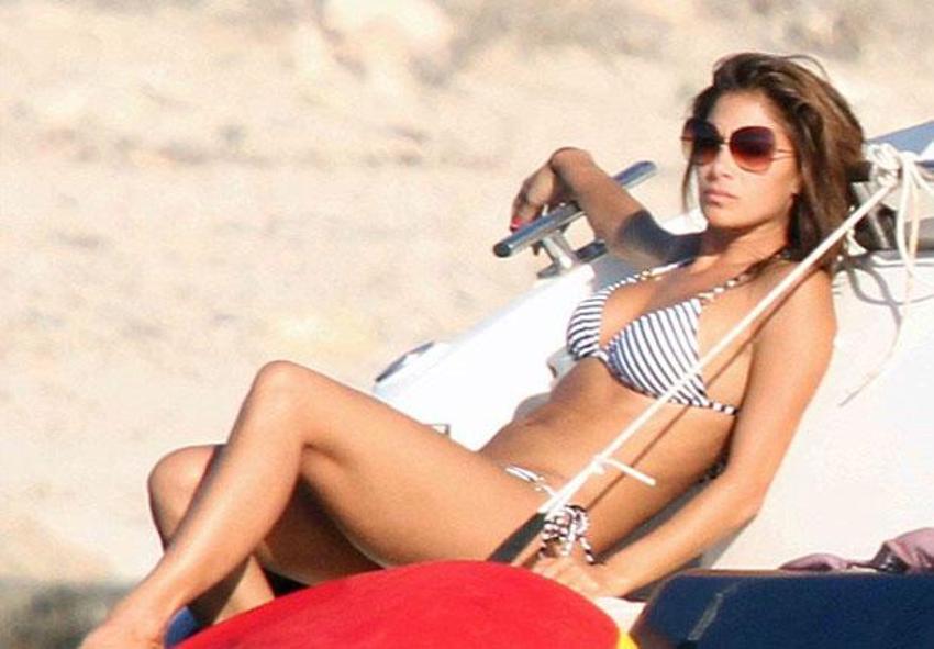 Seksi şarkıcıdan nefes kesen pozlar!