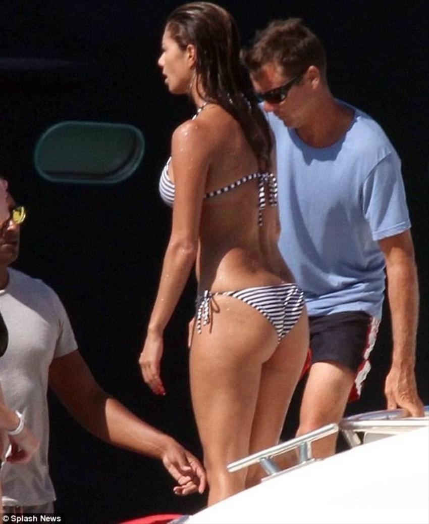 Seksi şarkıcıdan nefes kesen pozlar!