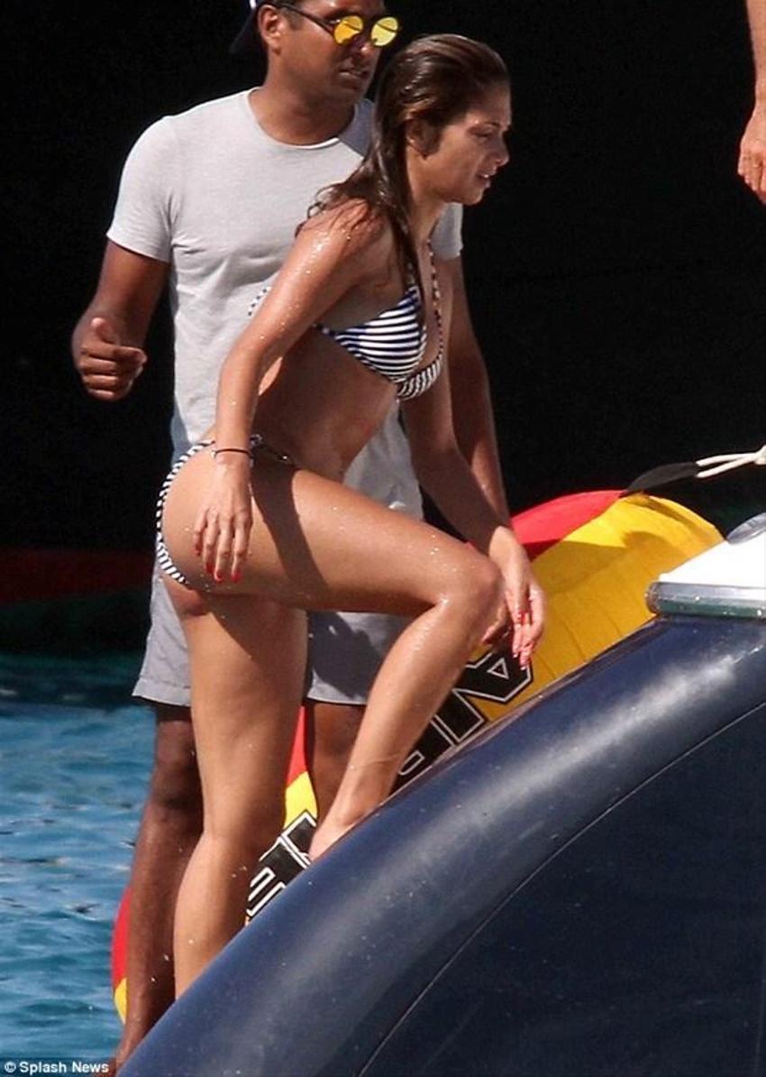 Seksi şarkıcıdan nefes kesen pozlar!