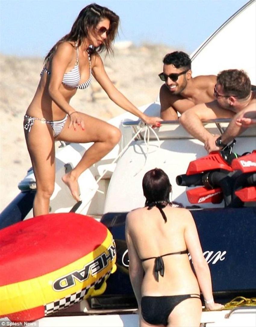 Seksi şarkıcıdan nefes kesen pozlar!
