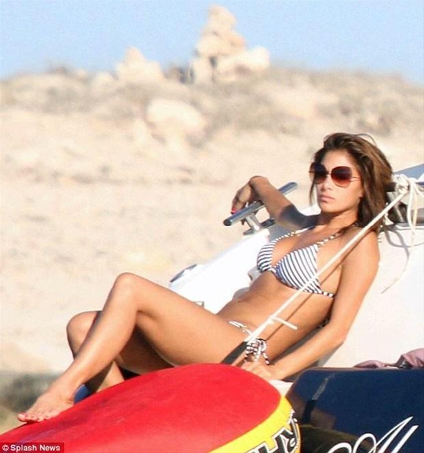 Seksi şarkıcıdan nefes kesen pozlar!