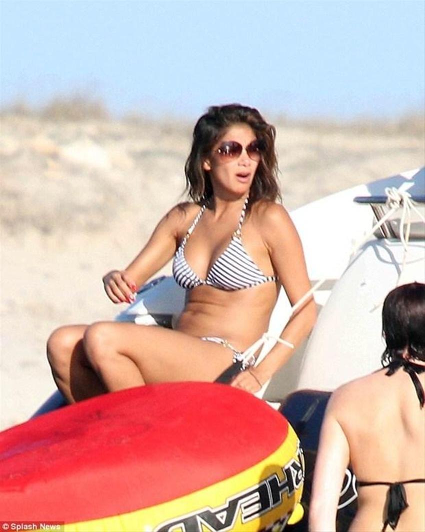 Seksi şarkıcıdan nefes kesen pozlar!