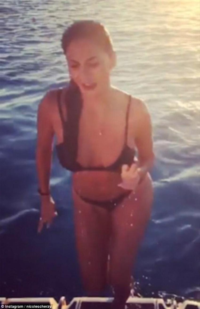 Seksi şarkıcıdan nefes kesen pozlar!