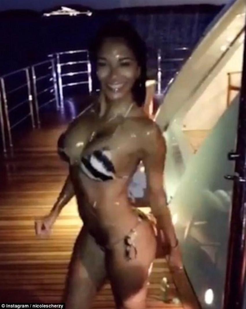Seksi şarkıcıdan nefes kesen pozlar!