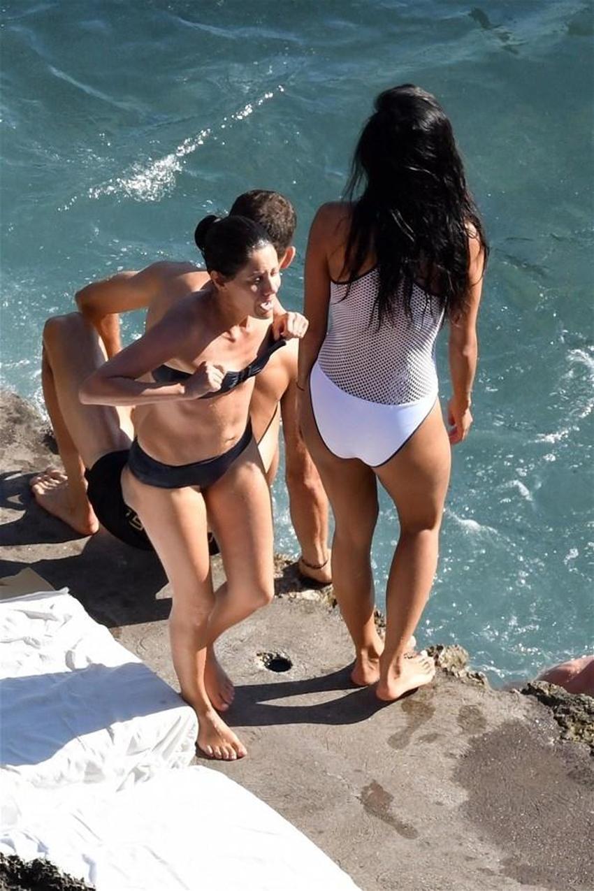 Seksi şarkıcıdan nefes kesen pozlar!