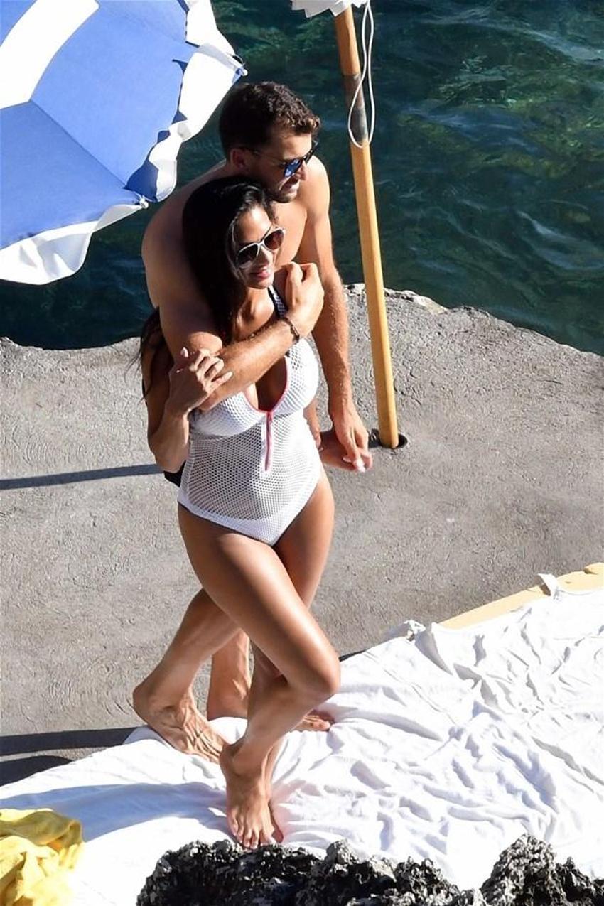 Seksi şarkıcıdan nefes kesen pozlar!