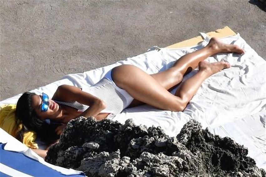 Seksi şarkıcıdan nefes kesen pozlar!
