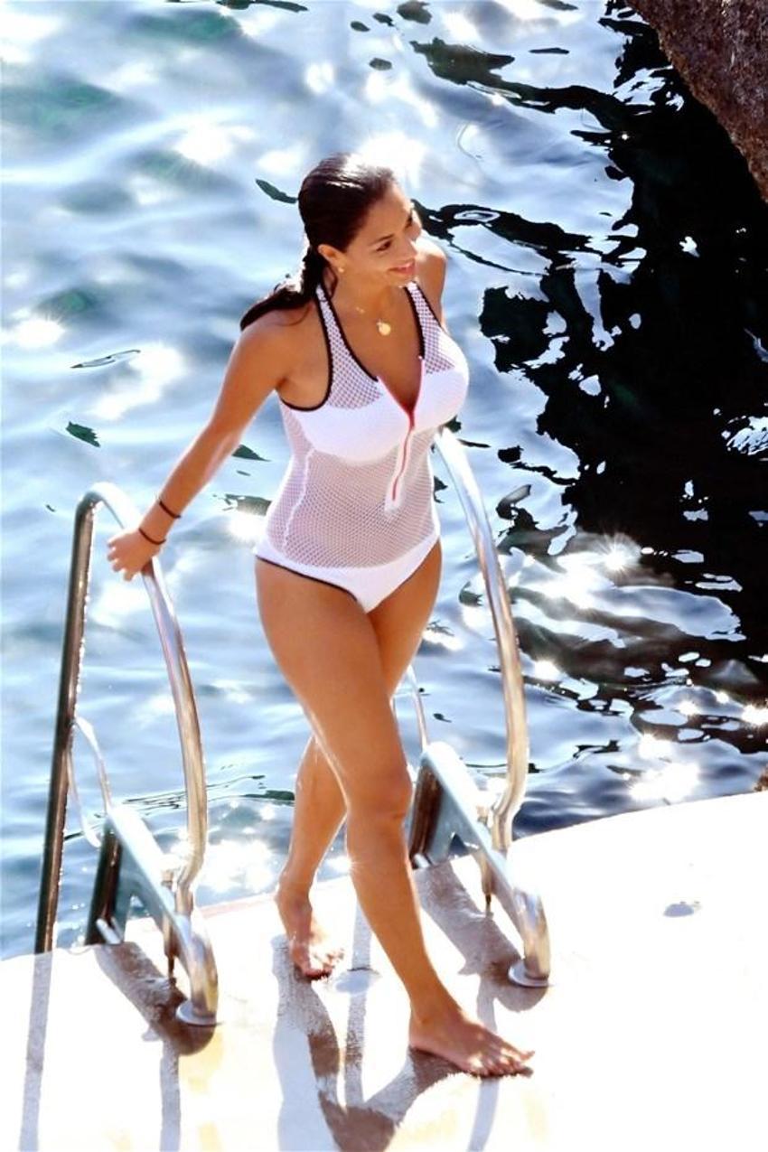 Seksi şarkıcıdan nefes kesen pozlar!