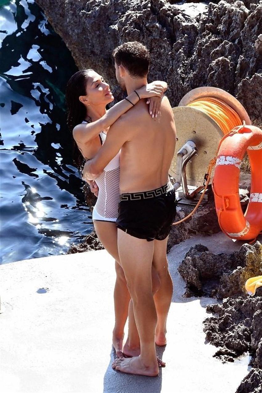 Seksi şarkıcıdan nefes kesen pozlar!
