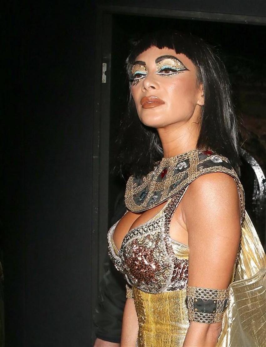 Seksi şarkıcıdan nefes kesen pozlar!