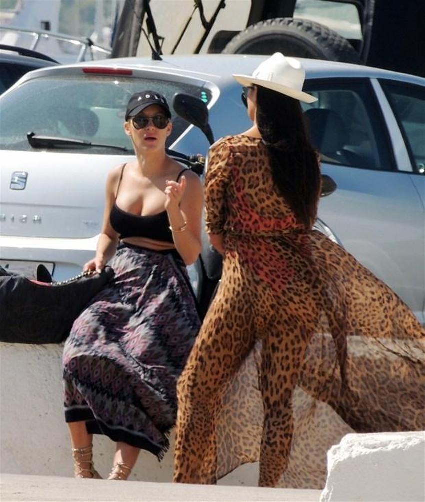 Seksi şarkıcıdan nefes kesen pozlar!