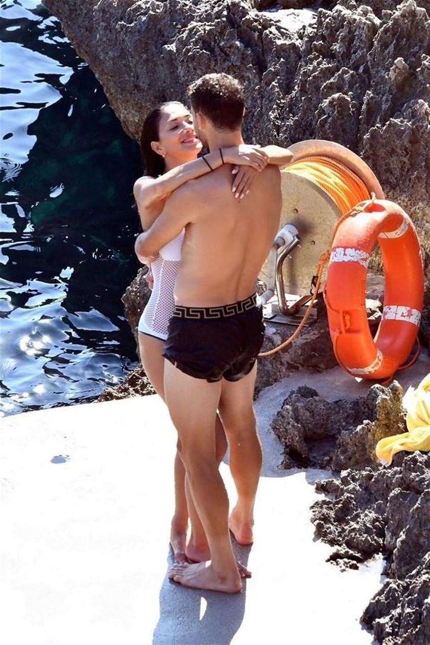 Seksi şarkıcıdan nefes kesen pozlar!