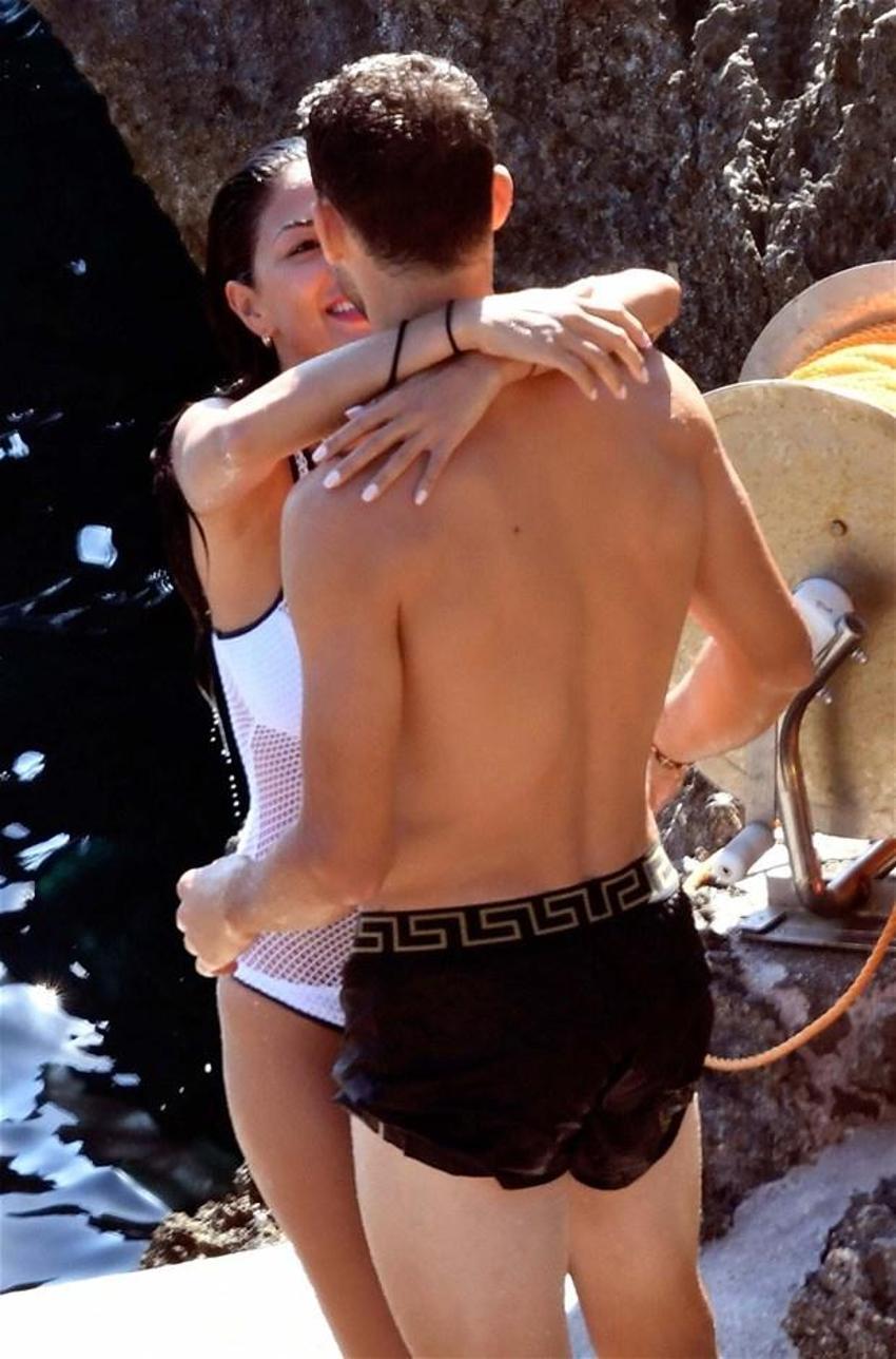 Seksi şarkıcıdan nefes kesen pozlar!