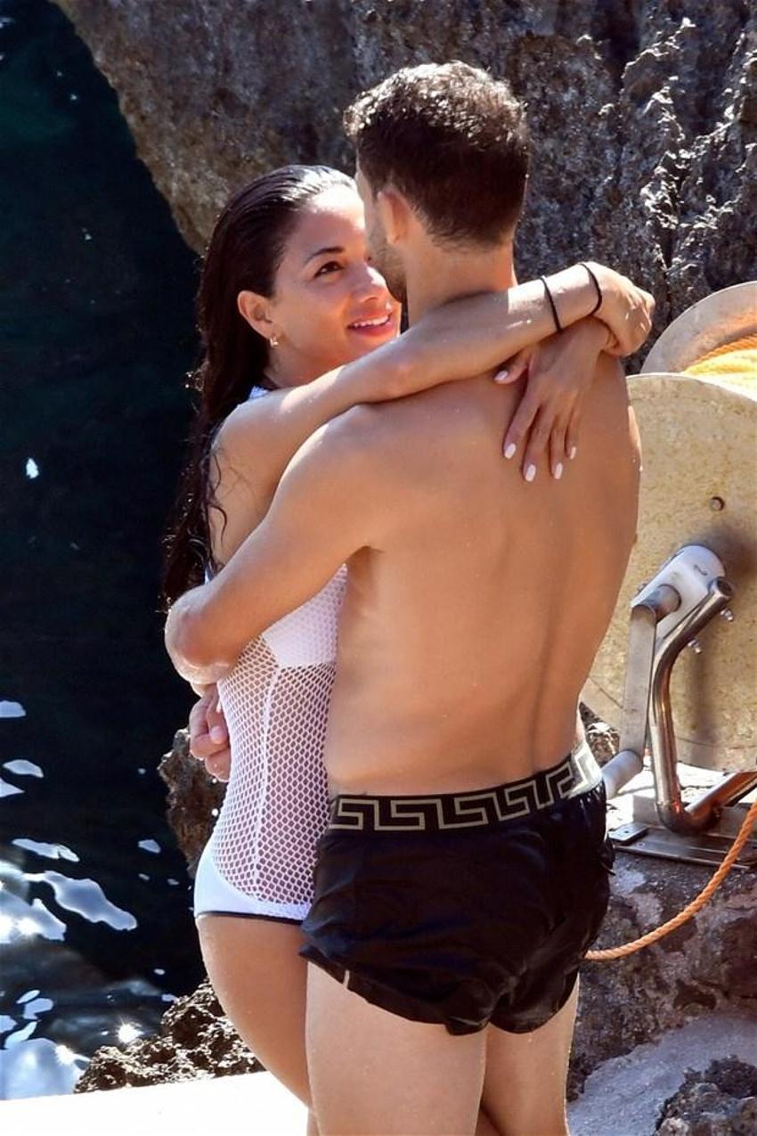 Seksi şarkıcıdan nefes kesen pozlar!
