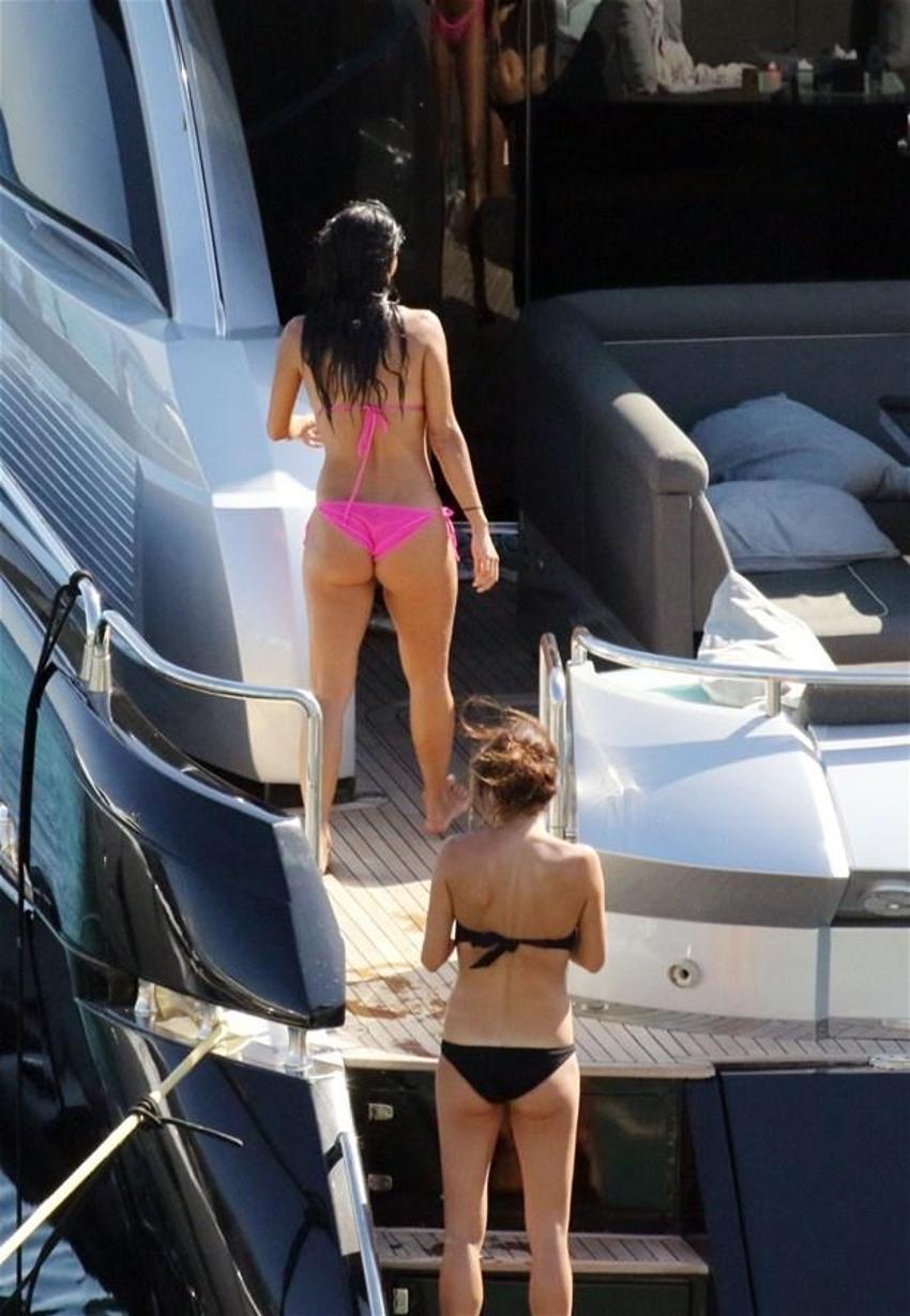 Seksi şarkıcıdan nefes kesen pozlar!