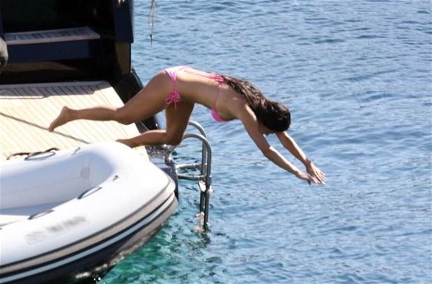 Seksi şarkıcıdan nefes kesen pozlar!