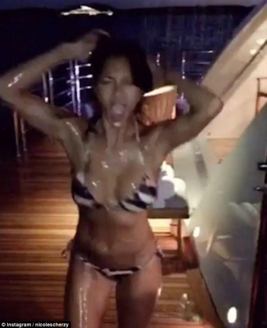 Seksi şarkıcıdan nefes kesen pozlar!