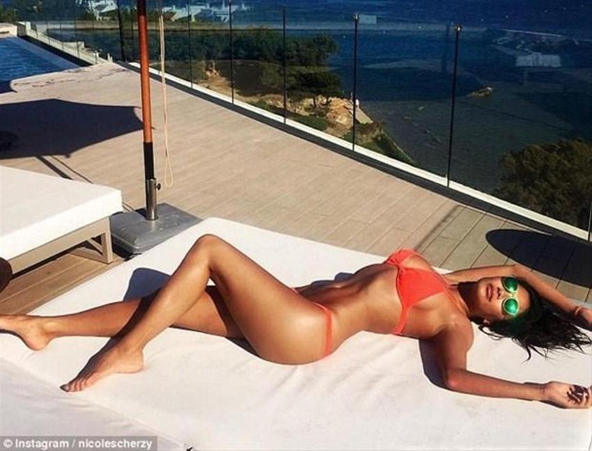 Seksi şarkıcıdan nefes kesen pozlar!