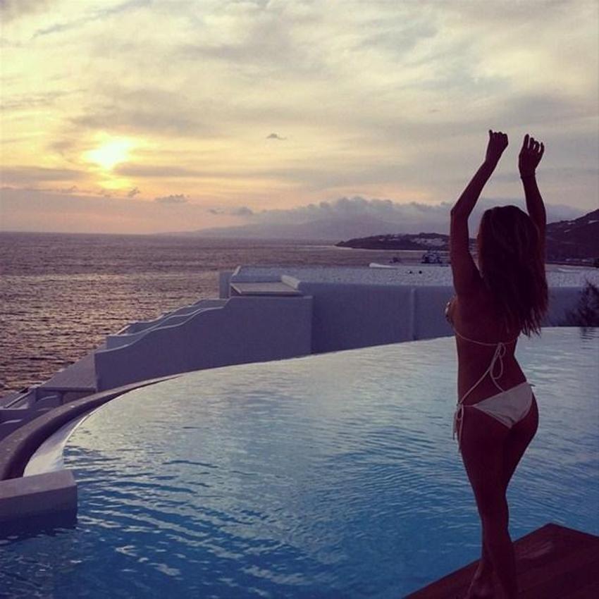 Seksi şarkıcıdan nefes kesen pozlar!