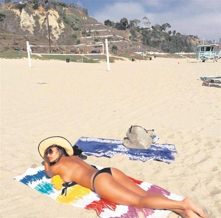 Seksi şarkıcıdan nefes kesen pozlar!