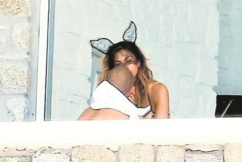 Seksi şarkıcıdan nefes kesen pozlar!
