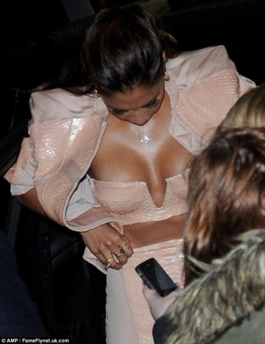Seksi şarkıcıdan nefes kesen pozlar!