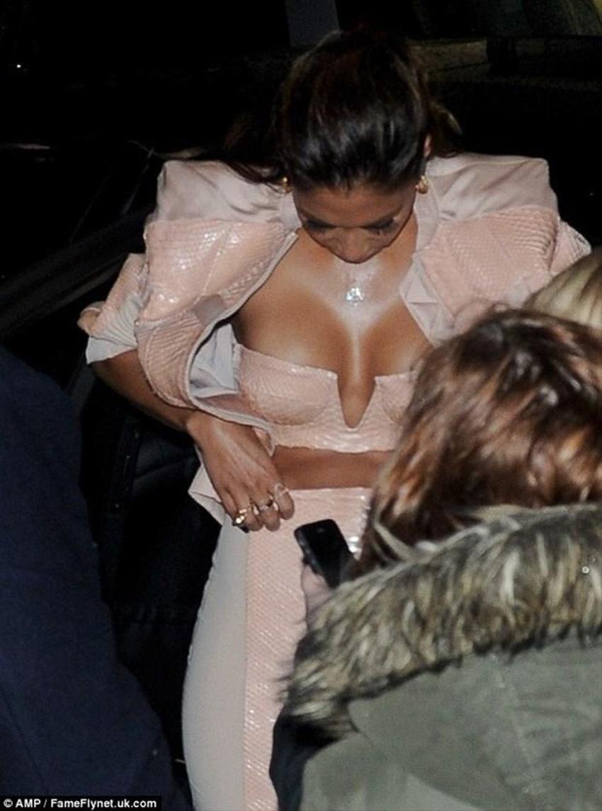 Seksi şarkıcıdan nefes kesen pozlar!