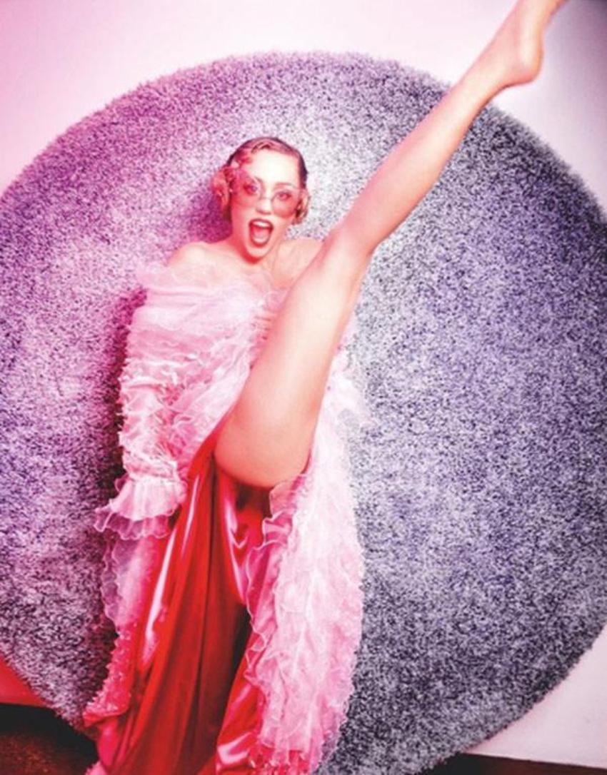 Miley Cyrus yine yaptı yapacağını!