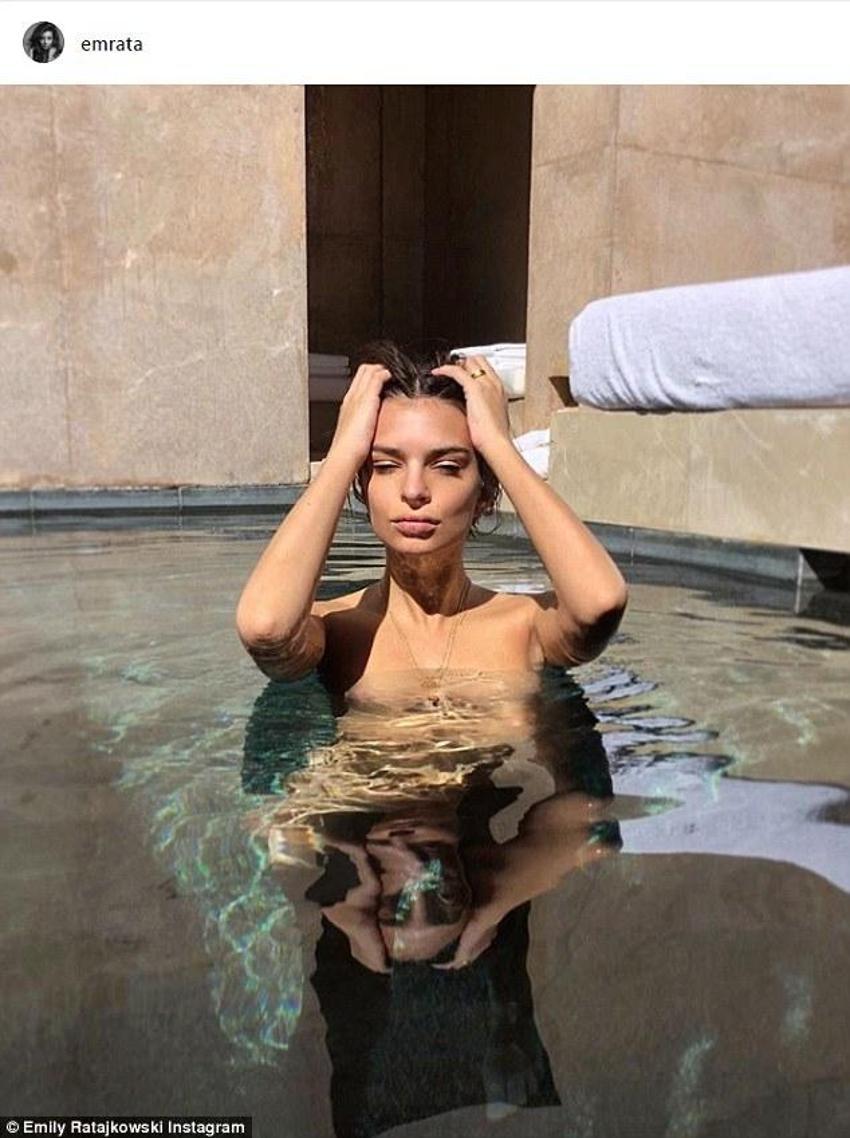 Emily Ratajkowski yine üstsüz!