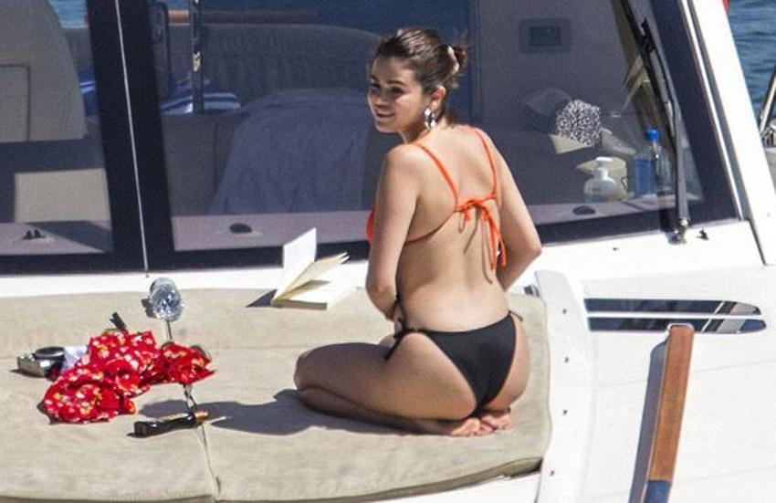 Selena Gomez'in güneş banyosu